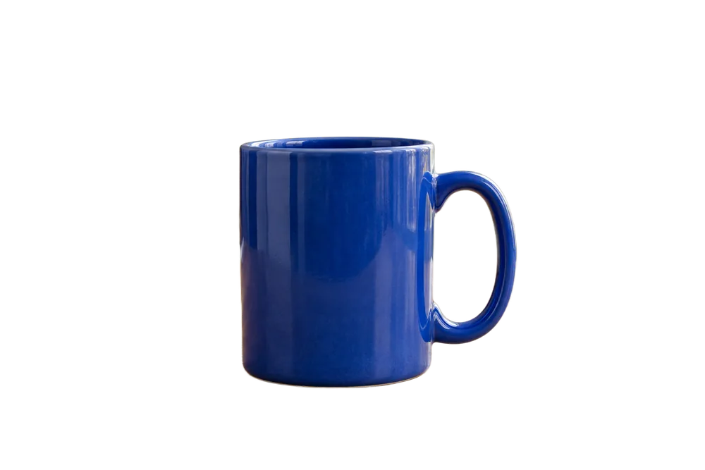 Tasse en céramique bleue sur fond transparent après suppression de la table et de la pièce